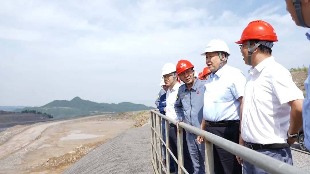 公司總裁、黨委副書(shū)記孟文旺走訪(fǎng)東方希望重慶水泥有限公司